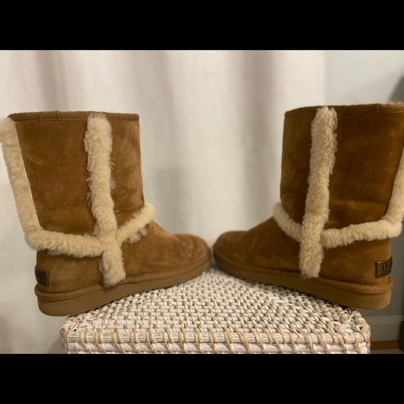 SOLD: Ugg Womens Sundance Short Waterproof Boot - Picture 5 of 8
